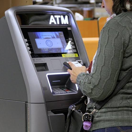 بداية من اول يوليو 2022 ايقاف السحب من اي ATM بدون عمولة