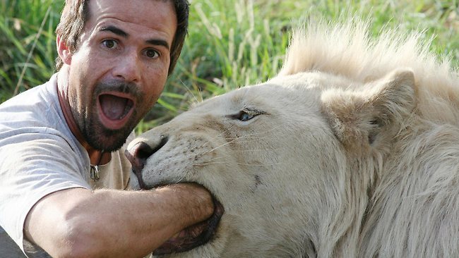 صداقات غير اعتيادية بين البشر وأشد الحيوانات فتكاً على الإطلاق !